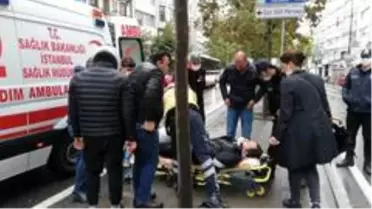 Şişli'de minibüse çarpan motosikletli yaralandı