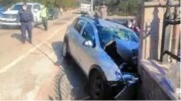 Direksiyon hakimiyetini kaybeden sürücü duvara çarptı: 3 ölü, 1 yaralı