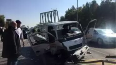 Freni patlayan kamyonet 3 araca çarparak durabildi