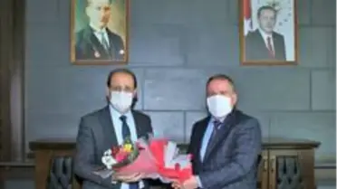 İlahiyat Fakültesi Dekanlığına Prof. Dr. Ayengin atandı