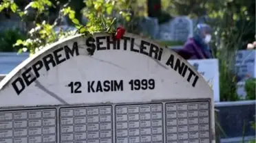12 Kasım depreminde yaşamlarını yitirenler dualarla anıldı