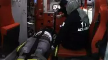 Yıkılan duvarın altında kalan işçi ağır yaralandı
