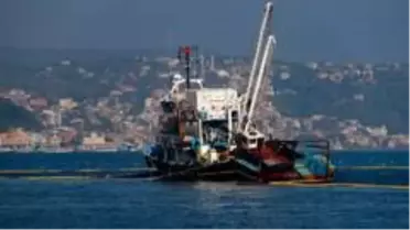Balıkçı tekneleri, İstanbul Boğazı'nın eşsiz manzarasıyla birleşti