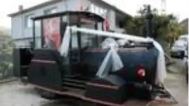 Lokomotif görünümlü traktör, gelin arabası oldu