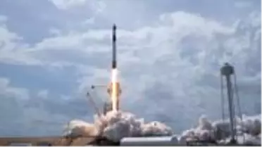 NASA, 4 astronotu taşıyan SpaceX'e ait uzay aracını fırlattı