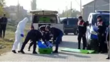 Sokak ortasında başından vurulmuş olarak bulunan gencin yanındaki boş kovanlar cinayet şüphesini doğurdu