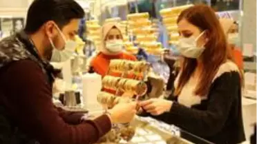 Gözler Merkez Bankası'nın faiz kararına çevrilmişken vatandaşlar kuyumculara akın etti