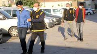 Motosikletle gezdirdikleri genci bıçaklayıp gasp ettiler