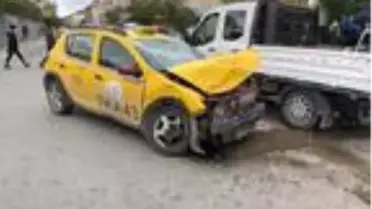 Sancaktepe'de kamyonet ile taksi çarpıştı; 2 yaralı