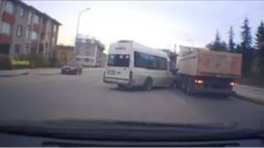 Kazadan kıl payı kurtulma anı araç kamerasında