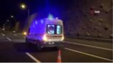 TEM'de bariyerlere çarpan minibüs hurdaya döndü: 7 yaralı