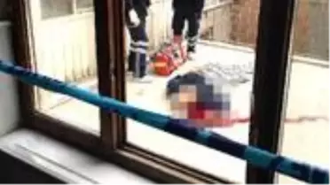 Yaşlı adam, apartman boşluğunda boğazı kesilmiş halde bulundu