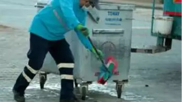 Çöp konteynerleri köpüklü suyla yıkanıyor