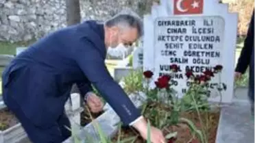 Başkan Topaloğlu, Şehit Öğretmen Vural Akdeniz'i kabri başında andı