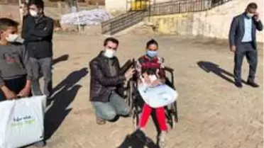 Eruh Devlet Hastanesi Başhekimi Çelik'ten öğrencilere giysi desteği