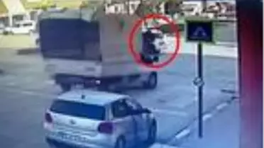Son dakika haber! Otomobille çarpışan motosikletin sürücüsünün yaralandığı kaza kamerada