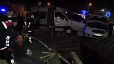 Adana'da işçi servisi ile hafif ticari araç çarpıştı: 4 yaralı