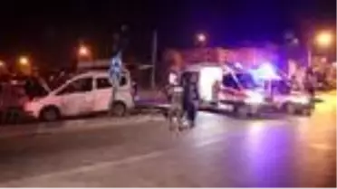 Hafif ticari araç ile servis minibüsü çarpıştı 4 kişi yaralandı