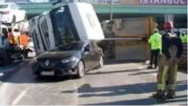 Şişli'de mucize kurtuluş! Otomobilin üzerine hafriyat kamyonu devrildi