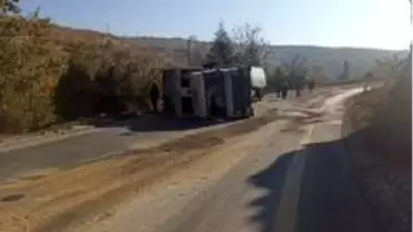Yola dökülen yağ çöp kamyonunu devirdi;1 yaralı