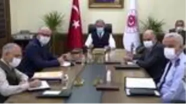 Bakan Akar'dan birlik komutanlarıyla video konferans toplantısı