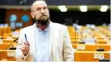 Eşcinsellik karşıtı Macar vekil, eşcinsel seks partisinde basıldı