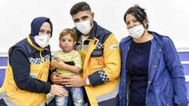 2,5 yaşındaki Rabia'nın protez kol sevinci