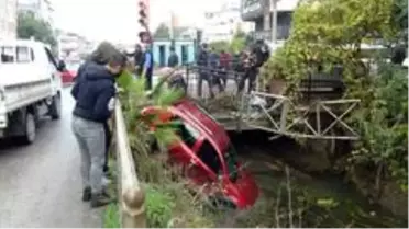 Son dakika haberi: Kanala uçan otomobilden burnu bile kanamadan çıktı...Kaza anı kamerada