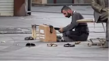 Evinde televizyonu olmadığı için kısıtlamayı duymayan boyacı boş sokakta müşteri bekledi