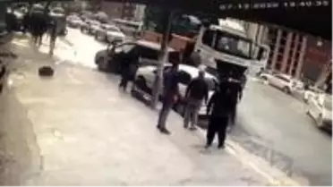 Esenyurt'ta iş makinesi ticari araca çarptı, o anlar kamerada