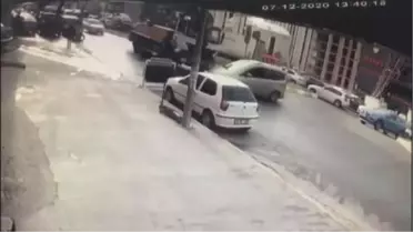 Esenyurt'ta vinç ile araç çarpıştı: O anlar kamerada