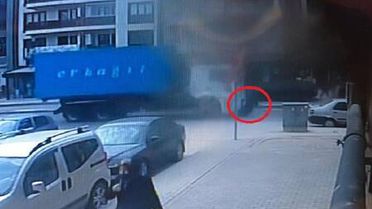 Son dakika haber... Kamyonun çarptığı kadının öldüğü kaza kamerada