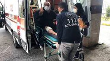 Silahla vurulan şahıs sedyeden inip gazeteciye saldırmaya çalıştı