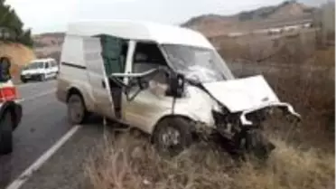 Çal'da iki ticari araç kafa kafaya çarpıştı: 1'i ağır 2 yaralı