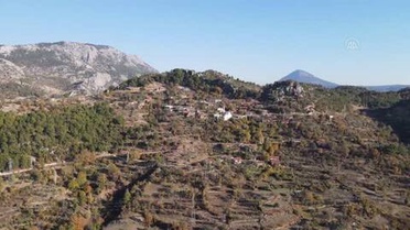 Çiftçi Zeren, Toroslardaki eğimli arazilerini karasabanıyla sürerek geçimini sağlıyor