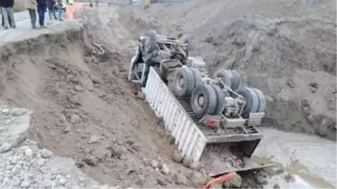 Yol çökünce kamyon kanalizasyon çalışması için açılan çukura devrildi