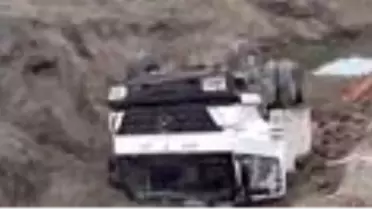 Yol çöktü, kamyon devrildi: 1 yaralı