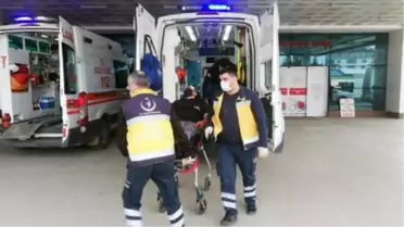 Raftan ürün alan işçi, forklift operatörünün üzerine düşünce hastanelik oldular