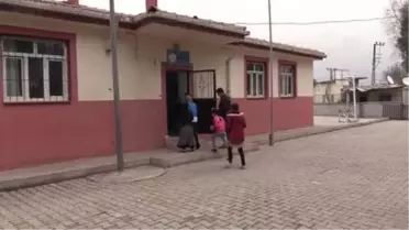 Silopi'de köy okuluna kitap desteği