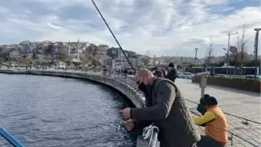 Üsküdar Sahili'nde sosyal mesafeli balık avı
