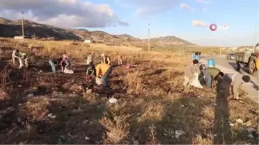 Başkan işçilerle birlikte çöp topladı, vatandaşları uyardı