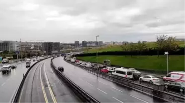 E-5 Karayolu'nda bariyere çarpan tır devrildi