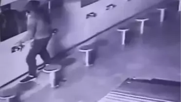 Esenyurt'ta camiden muslukları çalan şüpheli kamerada