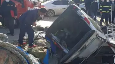 Hafif ticari araç, kayığa çarpıp ters döndü; sürücü son anda kurtuldu