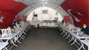 Kardeşi için nöbet tutan abla Teslim olan her çocuk bizim için umut oluyor