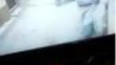 Bursa'da motosikletiyle tek teker üstünde giden sürücünün düşme anı kamerada