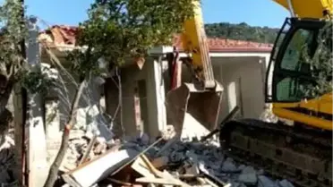Datça'da kaçak yapıların yıkımına başlandı