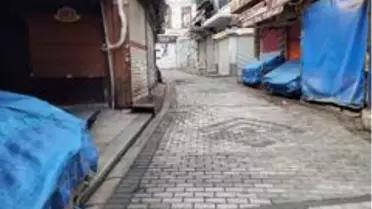 Kısıtlamayla Eminönü Meydanı boş kaldı
