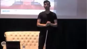 Görme engelli stand-up sanatçısı, tiyatrolar kapanınca evini sahneye çevirdi