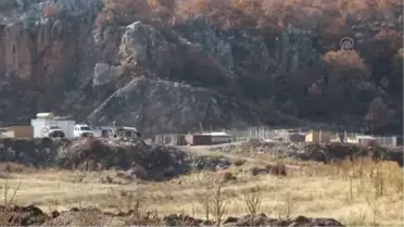 'Evlatlarım' dediği sokak köpeklerine, açtığı barınağında bakıyor